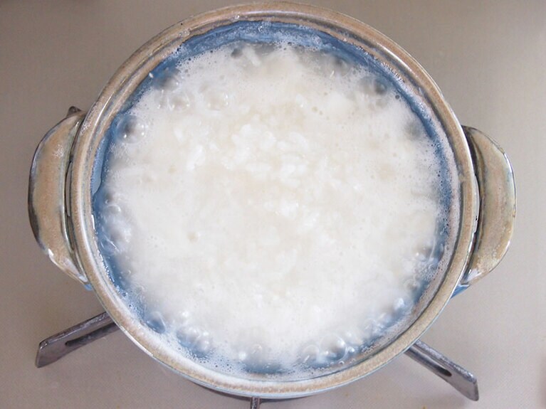 （4）水分が足らなくなってきたら、途中で水を足しながら煮ます。※底面の焦げに気をつけながら煮ましょう。