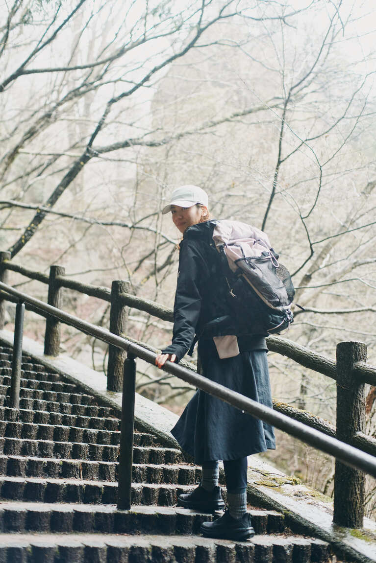 サン ピーク キャップ 8,250円、フーディ（トレッカーズ ソフトシェル フーデッド ジャケット アジアンフィット）31,900円、スカート（ハイランド トラベラー スカート アジアンフィット）18,700円、中に合わせたフリースジャケット（アコンカグア ライト ミッドレイヤー ジャケット アジアンフィット） 19,800円、リュック（デュカン スパイン 28-35）37,400円、シューズ（エナジー ハイク ロー ゴアテックス）24,200円／すべてマムート