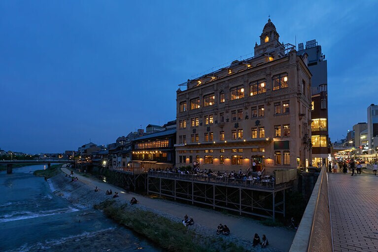 鴨川河畔にそびえるスパニッシュ・バロック様式の洋館。