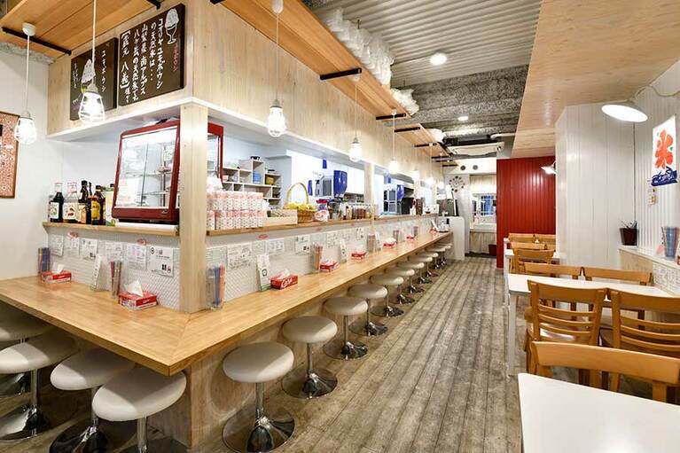 【コオリヤ ユキボウシ】店内には、カウンター、テーブル合わせて30席を用意。