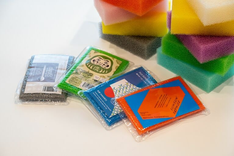 普通のキッチンスポンジの数倍という価格ながら爆売れしている「サンサンスポンジ」。販売時には薄さ7mmの圧縮パッケージで包装されている　©細田忠／文藝春秋