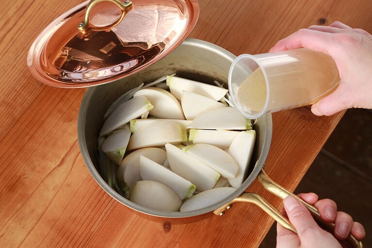 あらかじめ昆布出汁にベジタブルスープストックを混ぜておくと味にばらつきが出ない。