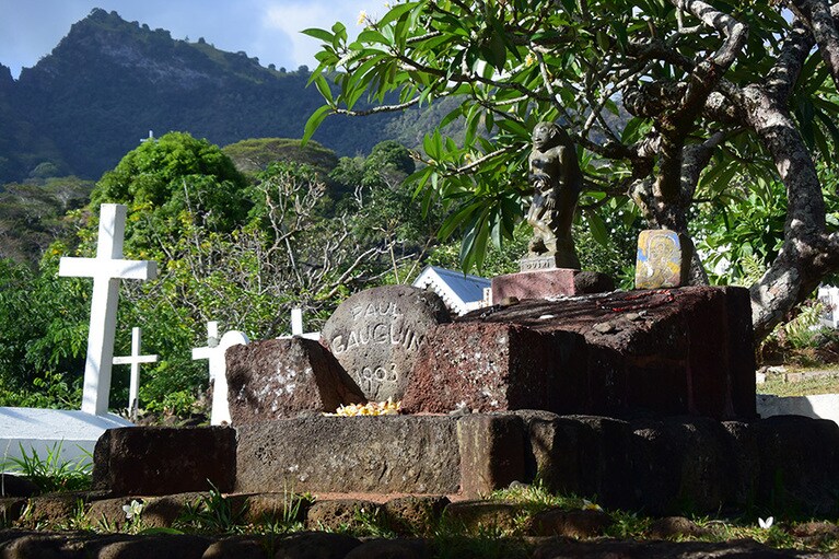 ゴーギャンの墓とブレルの墓は、すぐそば。