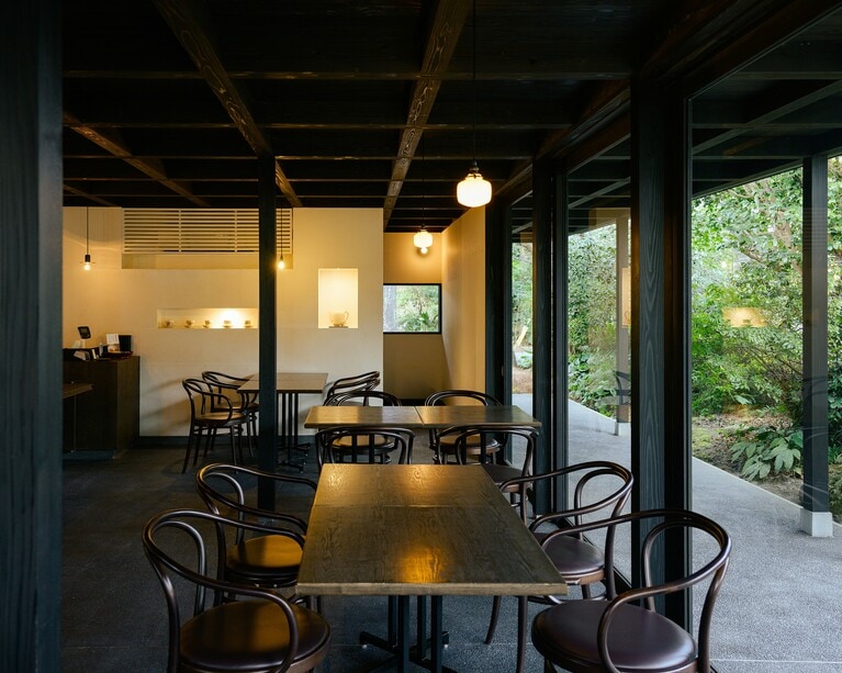 くつろげる「沈壽官茶寮 美山」。