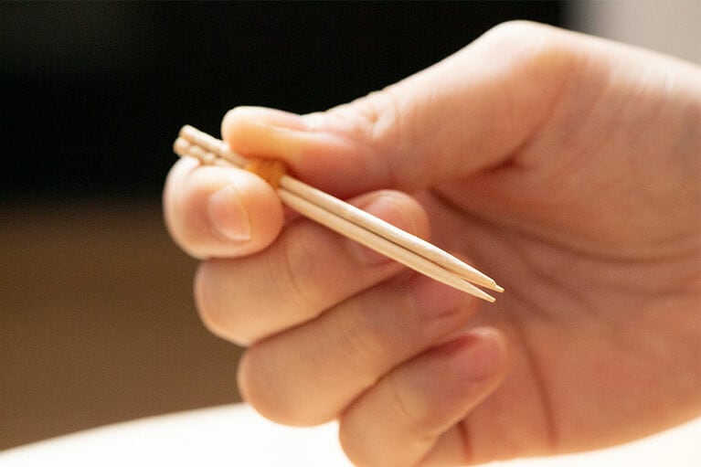 つまようじを3〜5本くらい輪ゴムで束ねるとこういう感じ。