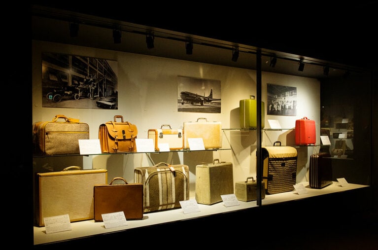 各国の文化や風土によって異なる発展をとげたバッグがずらり。