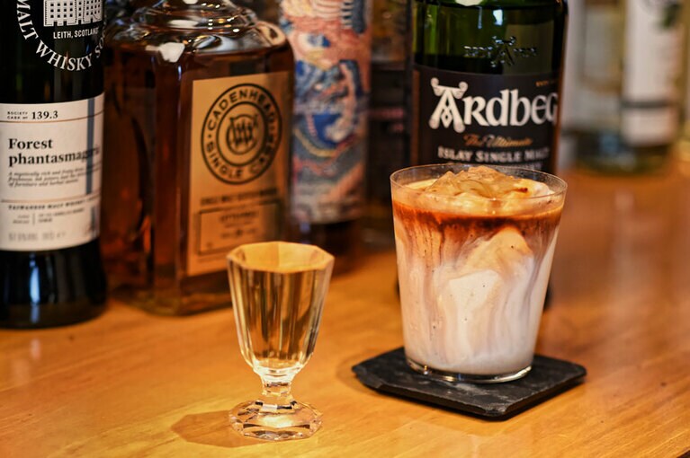 「ラテ＆ピート」1,200円。ラブ＆ピースならぬ、ラテ＆ピート。まるで生クリームのようなジャージー牛乳にエスプレッソを注いだリッチなアイスラテと、ピーティーなウイスキー「アードベッグ10年」を交互に飲むセット。あえて混ぜないことで双方の魅力が際立つ、感動的な組み合わせ。