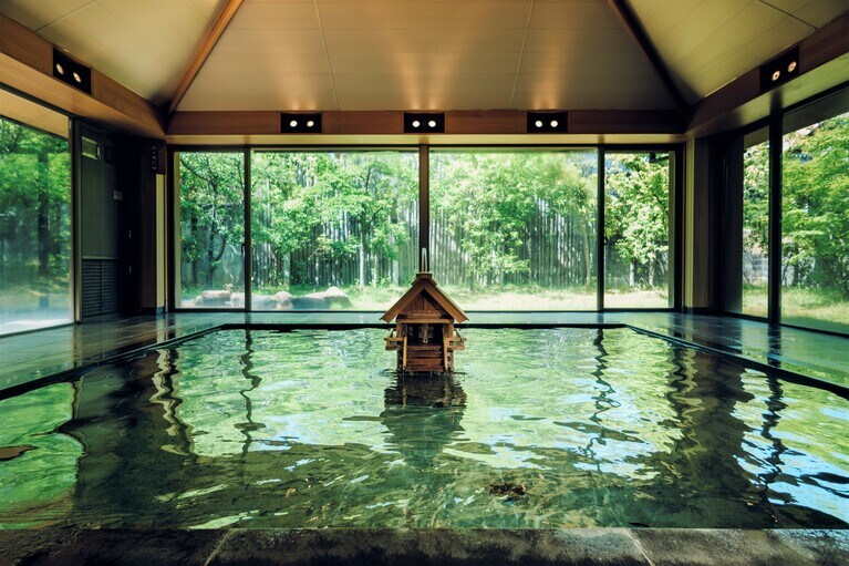 清浄な神殿を思わせる空間を贅沢に使った大浴場。