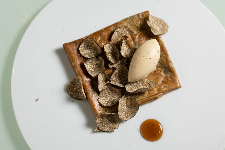 「黒トリュフクレープ　黒トリュフのグラスとシェリー酒ソース」2,970円。