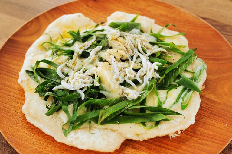 岩津ねぎとしらすのっけ餅ピザ。