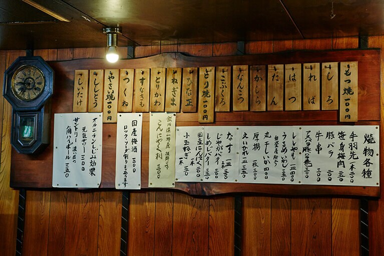 朝さばいた鶏や豚を炭火で焼く串焼きは驚異の100円。「何を食べてもしっかりうまい」(パリッコさん)。