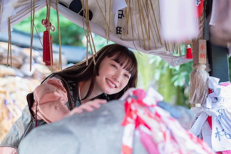 広大な境内のあちこちに配置されているお牛様。これは道真公が丑年生まれで、牛は道真公の使いという由来から。自分の体の悪い部分を撫でてから、お牛様の同じ部分を撫でると悪い箇所が治るといわれる。