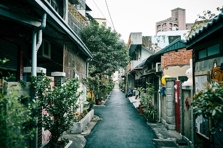 古い民家の軒先には植木鉢が所狭しと並ぶ。写真　衛藤キヨコ