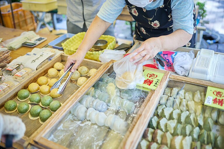 木箱に整列したお饅頭。全制覇したくなりますが、落ち着いて。／大﨑餅店