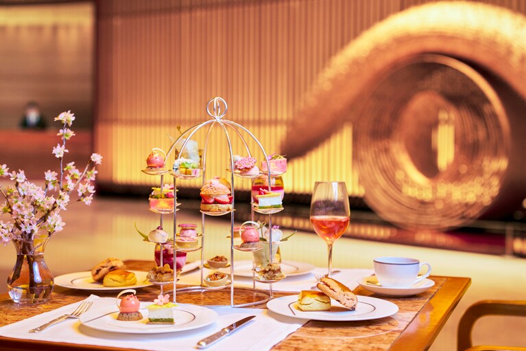 「桜アフタヌーンティー」のイメージ。1名9,000円（モクテル1杯付き／税・サ込）。要予約。提供期間は、2025年4月30日（水）まで。