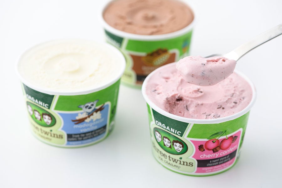 Three Twins Ice Cream シングルサイズ各種421円(147ml、税込)。手前から時計周りに、チェリーコンフェッティ、マダガスカルバニラ、ビタースウィートチョコレート。