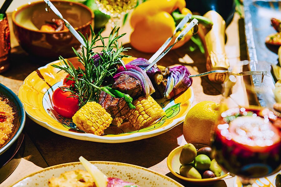 ミートスキュアー（グリル肉の串焼き）のイメージ。アラカルトでのオーダーも可能。 ビーフと野菜、ポークと野菜、チキンと野菜、ラムと野菜があり、各4,000円（すべて税・サ込）。