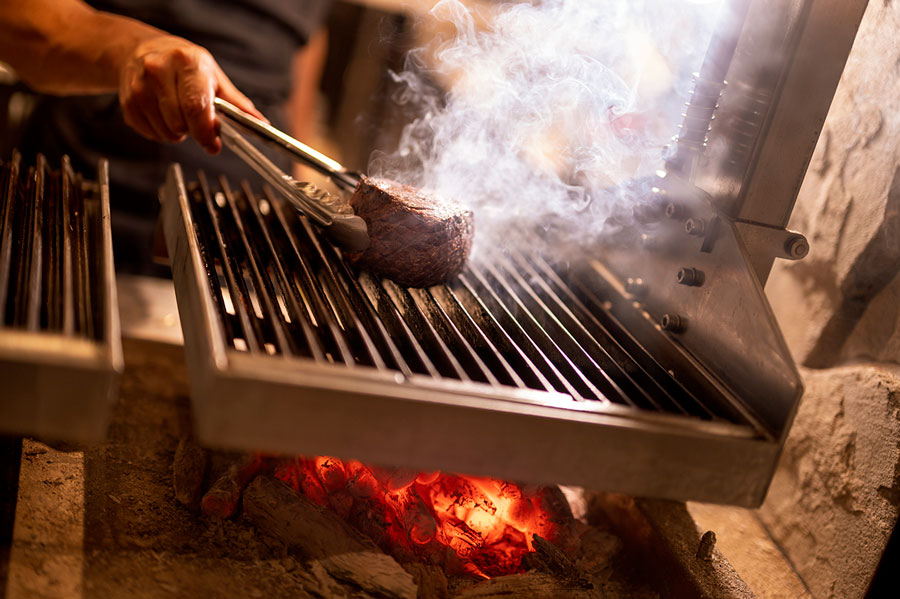 灼熱の火で焼かれるステーキが主役。
