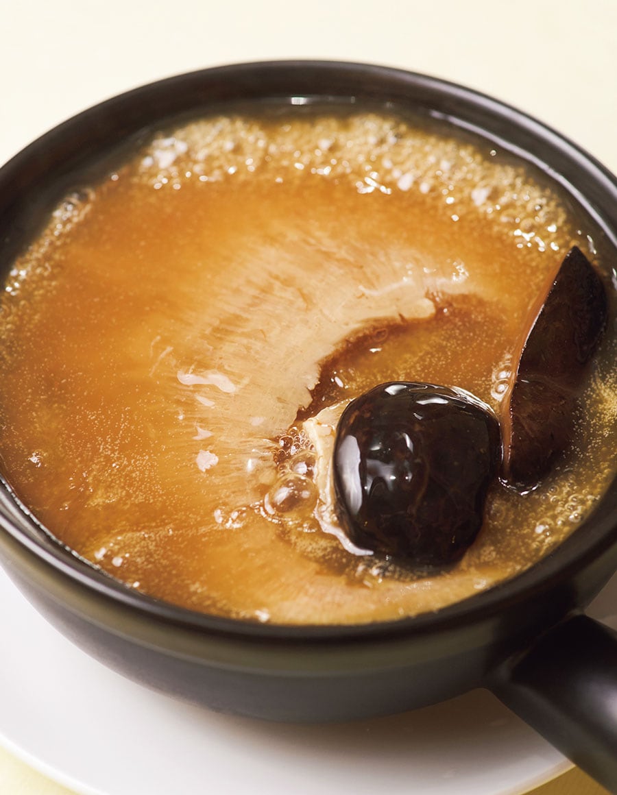 スパイスなどを合わせた秘伝のスープで煮込む。大きなシイタケから出る出汁と合わさり、奥行きのある味わいに。フカヒレスープ（中）3,800元。