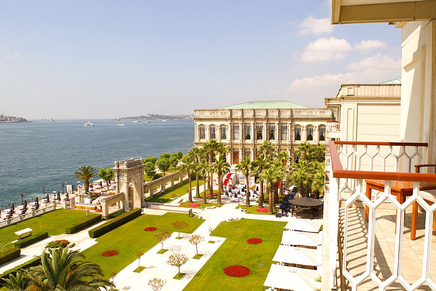 ホテル棟のバルコニーから右側に宮殿棟、目の前に広がるのがヨーロッパとアジアの境となるボスポラス海峡だ。ホテルはヨーロッパ側にある。