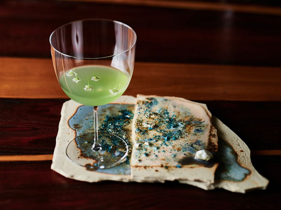 サトウキビから作られるオリジナルの蒸留酒にベルガモット、青のりの色をプラスしたカクテル「コスタヒルズ－藻類－リモチリ」1,800円。