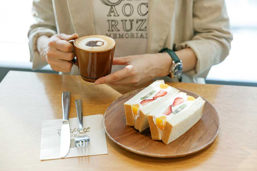 【パン屋むつか堂カフェ アミュ博多店】一番人気はフルーツミックスサンド(638円)をカフェラテ(528円)と一緒に。もちろん人気の食パンも購入できます。
