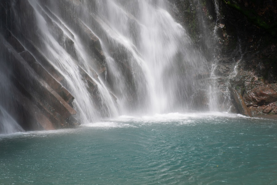 ただの水ではなく温泉が流れ落ちる滝。滝壺の乳白色の色合いも温泉成分によるもの。