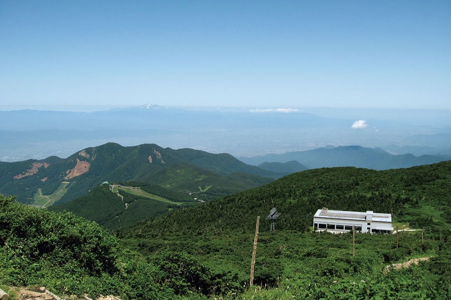 地蔵山への登山道から見下ろす地蔵山頂駅。周辺はコマクサの群生地でもある。
