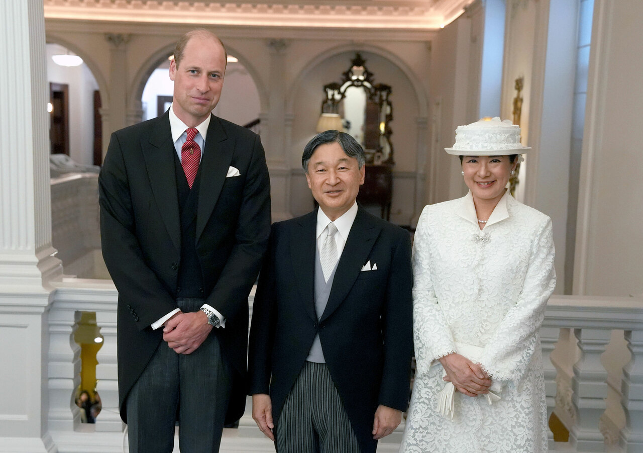 6月25日、ロンドンでウィリアム皇太子の出迎えを受けた天皇皇后両陛下　PA Images／時事通信フォト