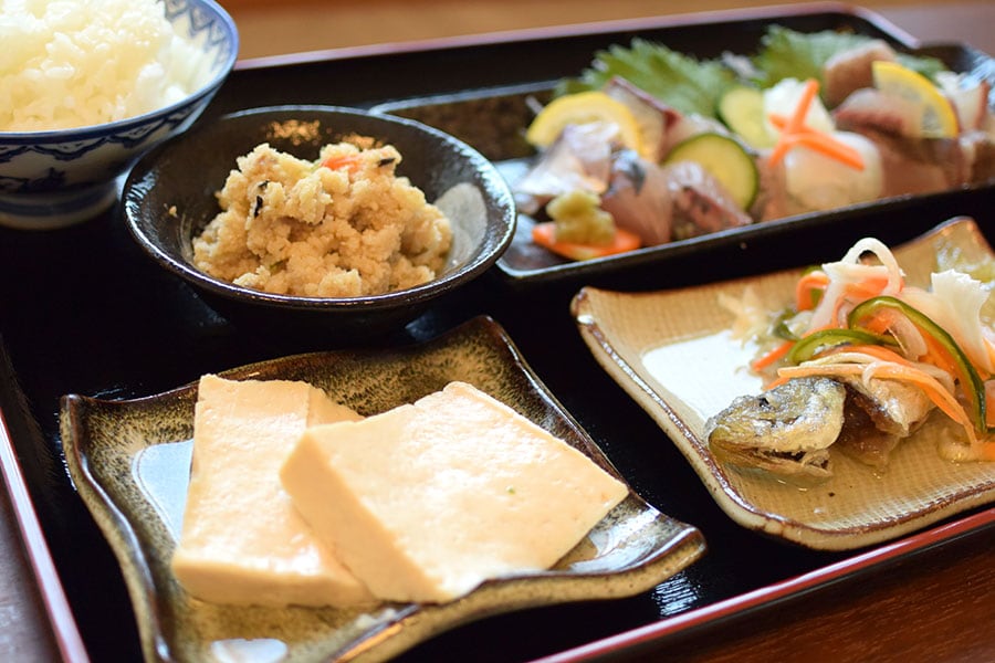 島の魚や野菜がたっぷりの刺身定食。“島めし”はさらに豪華！