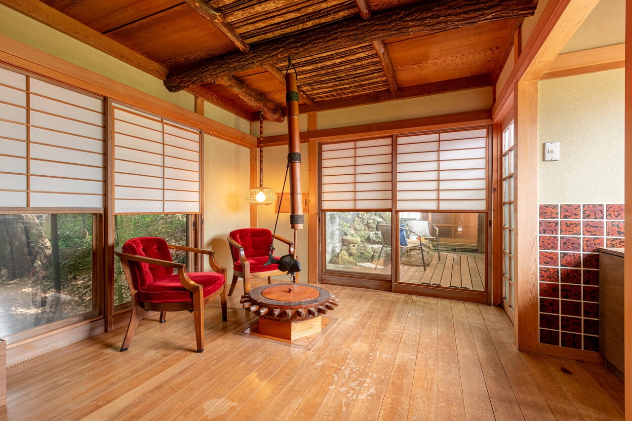 囲炉裏が配された、日本文化を感じられる「竹の間」の主室。