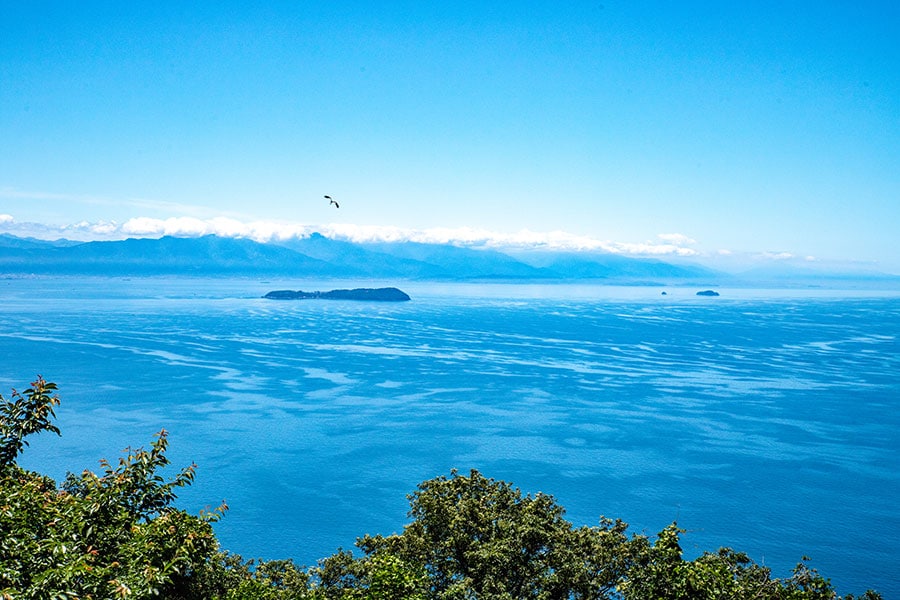 紫雲出山の西側は、ほとんど島がない「燧灘（ひうちなだ）」。イリコ（煮干し）で有名な伊吹島がぽつんと浮かんでいる。写真提供：三豊市観光交流局