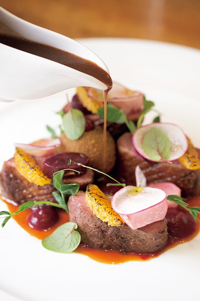 ファインダイニング「オールドマニラ」を代表する一品、鴨胸肉のロースト。