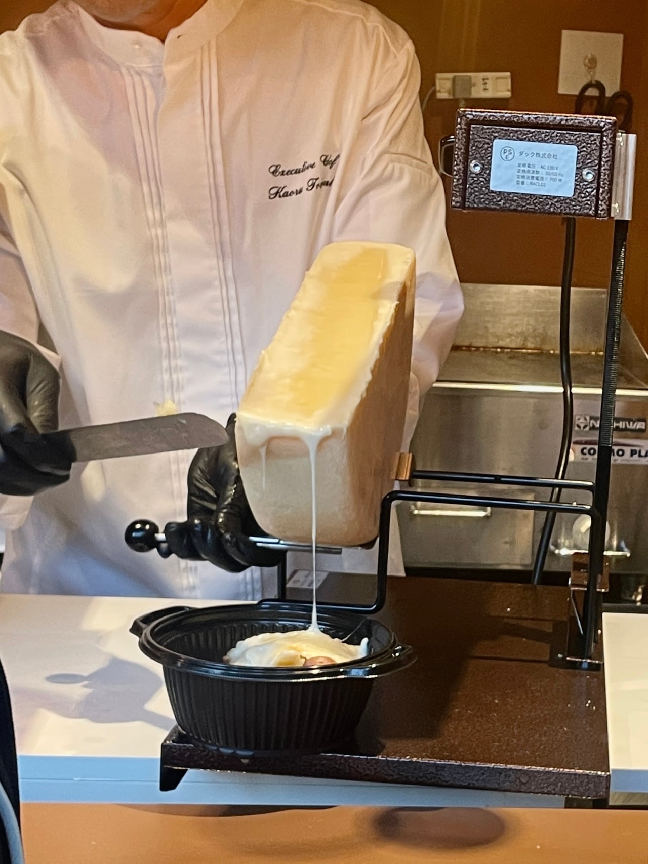 ラクレットチーズを目の前でかけて仕上げるライブ感が人気。