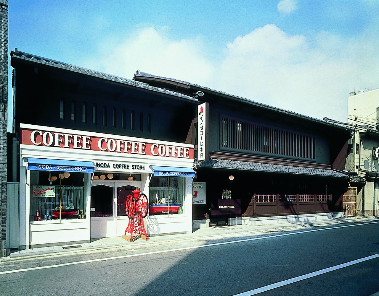 イノダコーヒ本店。イノダコーヒ最大級の211席とテラス席を備える（京都市中京区堺町通三条下る道祐町140番地）。 ©イノダコーヒ