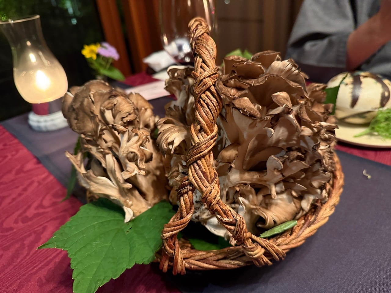 料理長のスペシャリテは天然舞茸の天ぷら。