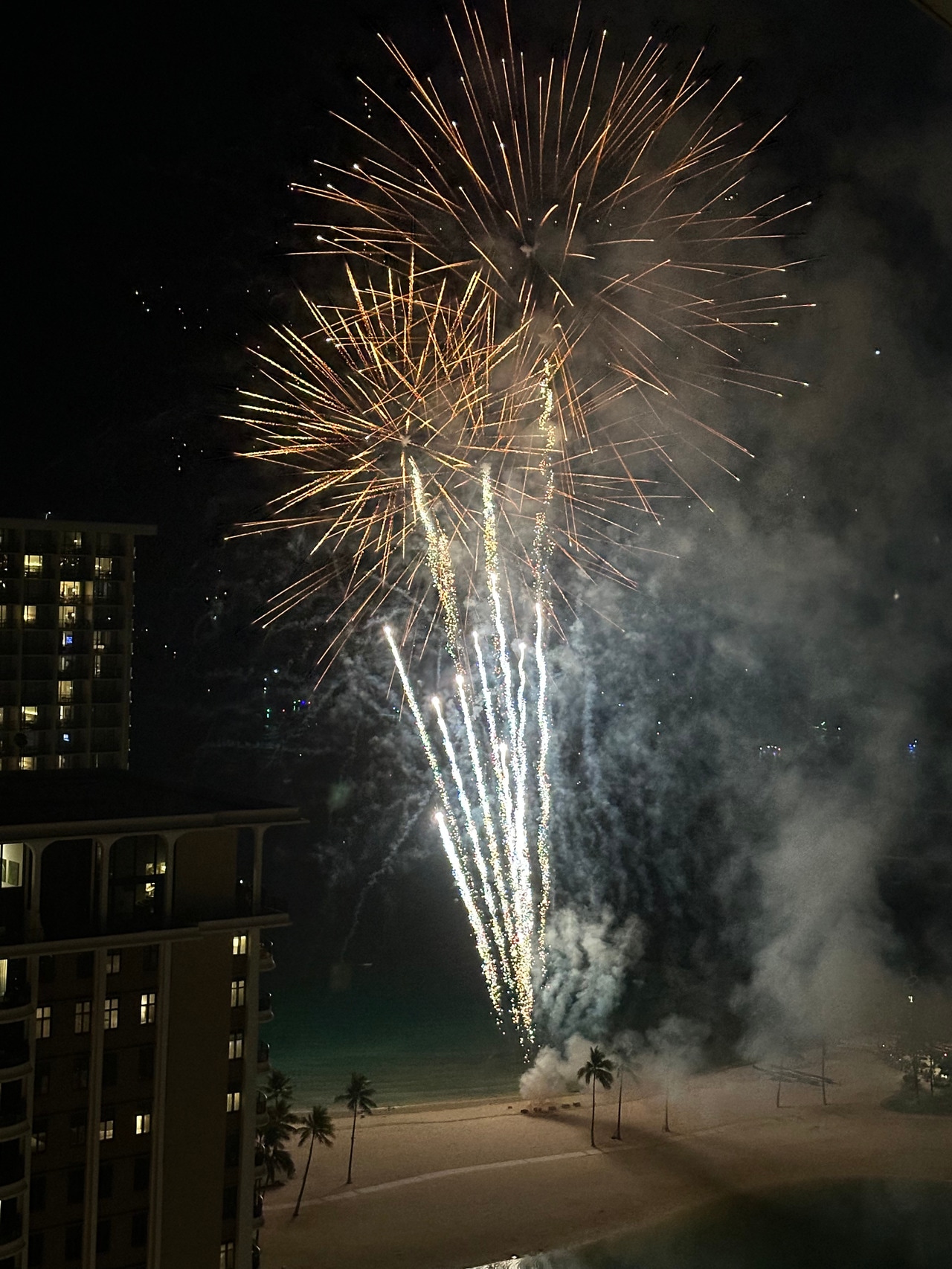 花火の時間は19:45（6〜8月は20:00）スタートで約10分ほど。