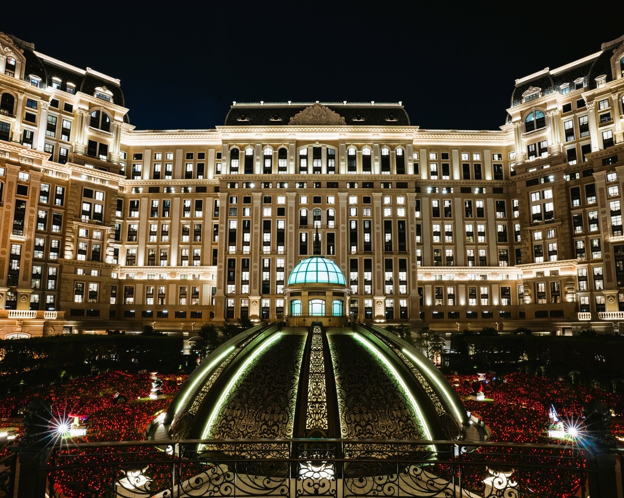 きらめくイルミネーションが素敵な夜の庭園。