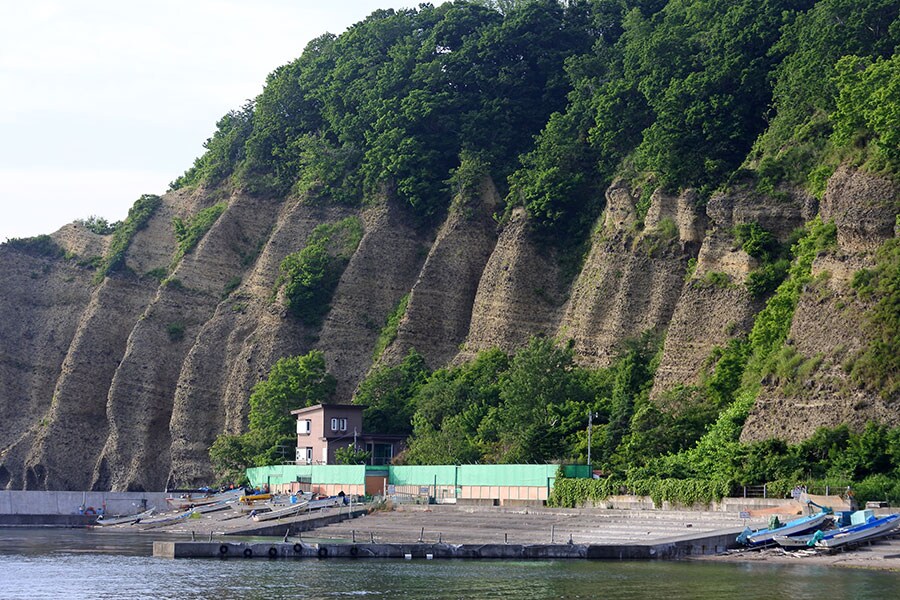 海水浴場の右手には入り組んだ地形の岬も。