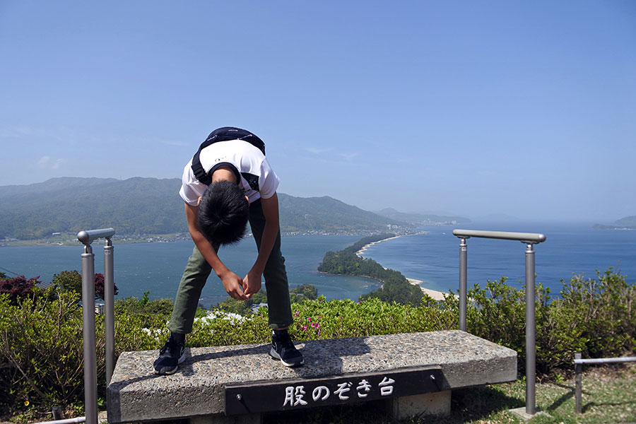 名物“股のぞき”を近くにいた運動神経のよさそうな男の子に実践してもらいました。