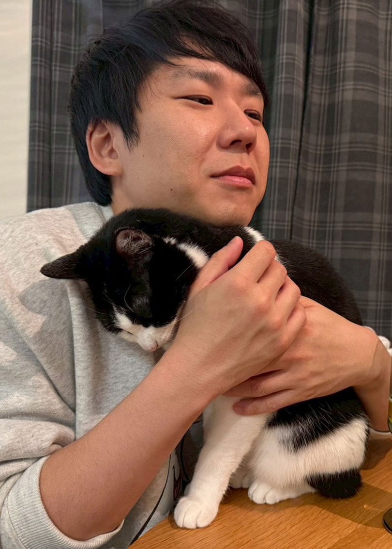 秋山さんと愛猫・ググちゃん。