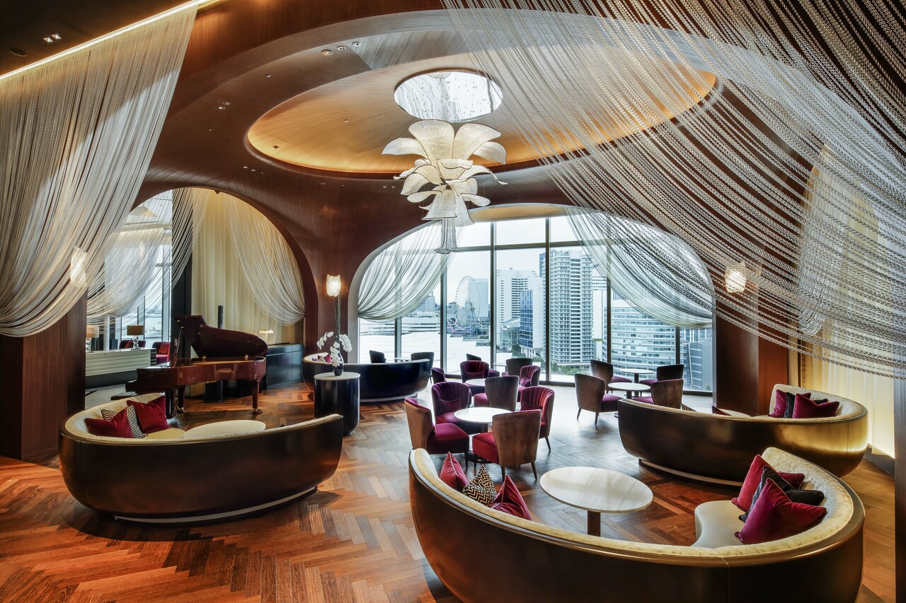ウッディな風合いとクラシックモダンな空間、14階「THE KAHALA Lounge」。ホテルの最上階、ゲストを迎えするメインロビーに位置し、時間ごとに移り変わる横浜みなとみらいの眺望を楽しむことができる。