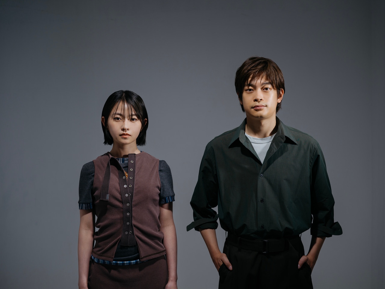 映画『君は映画』でW主演を務めた、伊藤万理華さんと井之脇海さん。伊藤さん：タンクトップ 22,000円、スカート 33,000円（ともにkotohayokozawa／ON TOKYO SHOWROOM 03-6427-1640)、シューズ 20,680円（PEMONT／HANA SHOWROOM hana.showroom@hana-korea.com )、ピアス 29,700円（ete 0120-10-6616）、イヤーカフ 13,200円、リング 28,600円（Jouete 0120-10-6616）、その他スタイリスト私物　井之脇さん：シャツ 44,000円、サンダル 71,500円（ともにオーラリー 03-6427-714）、その他スタイリスト私物