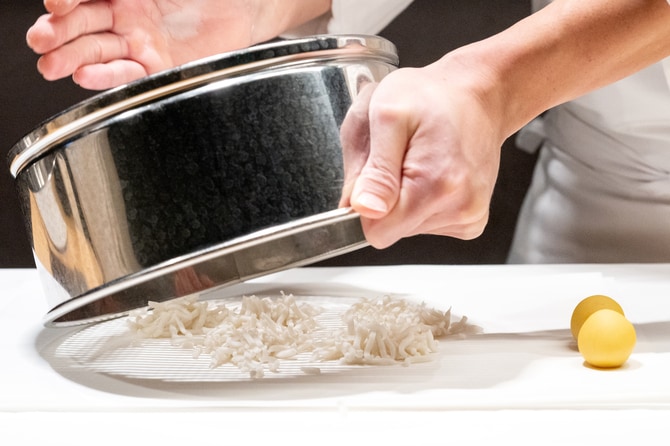 そぼろ状にするために裏ごし。