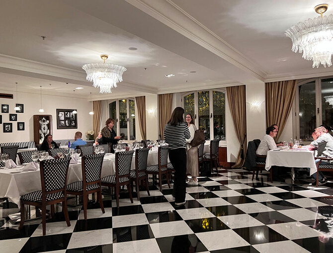 「アガサ・レストラン」のメインダイニング。市松模様の床は、アールヌーボー様式の特徴だ。