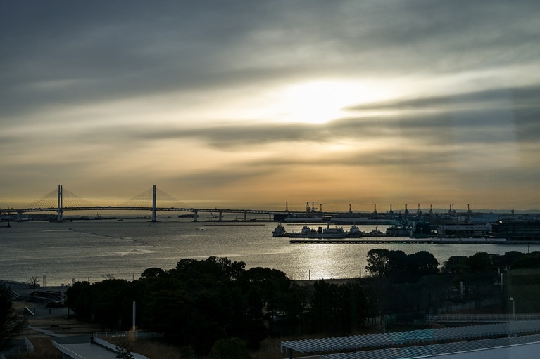 港を見渡せる部屋で早起きを。