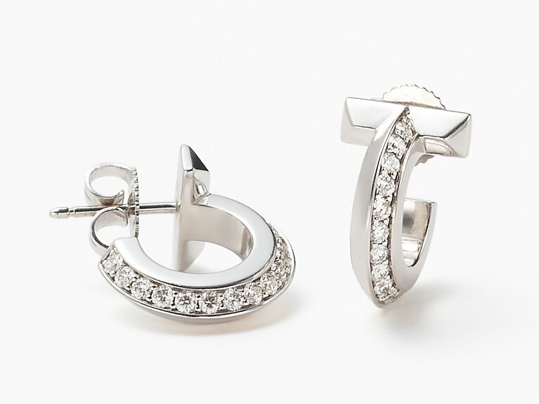 「ティファニー T ワン フープ」ピアス（WG×DIA）764,500円／ティファニー（ティファニー・アンド・カンパニー・ジャパン・インク）　初出：2025年4月26日