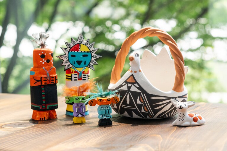 サンタフェやアルバカーキのギフトショップで見つけたネイティブアメリカンの工芸品。独特の表情に魅せられます。