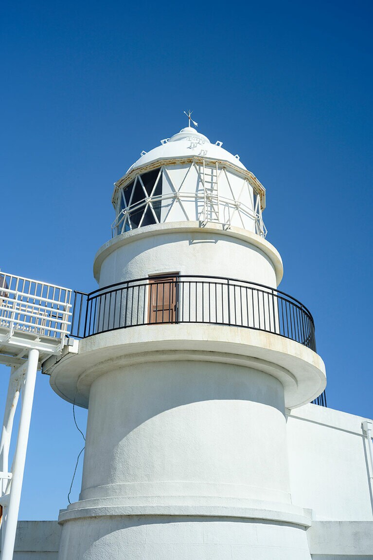 灯台の周囲には水仙が植えられており、冬には10万本以上の水仙が咲くという。