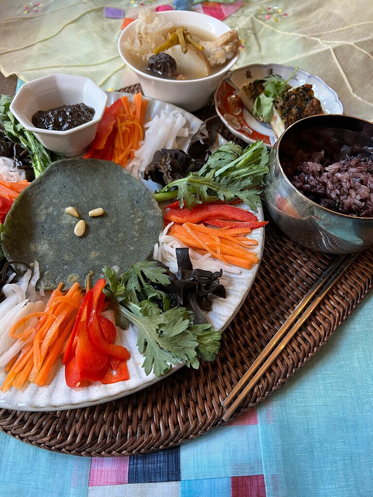 「よもぎ餅のクジョルパン」（朝鮮の伝統料理）。